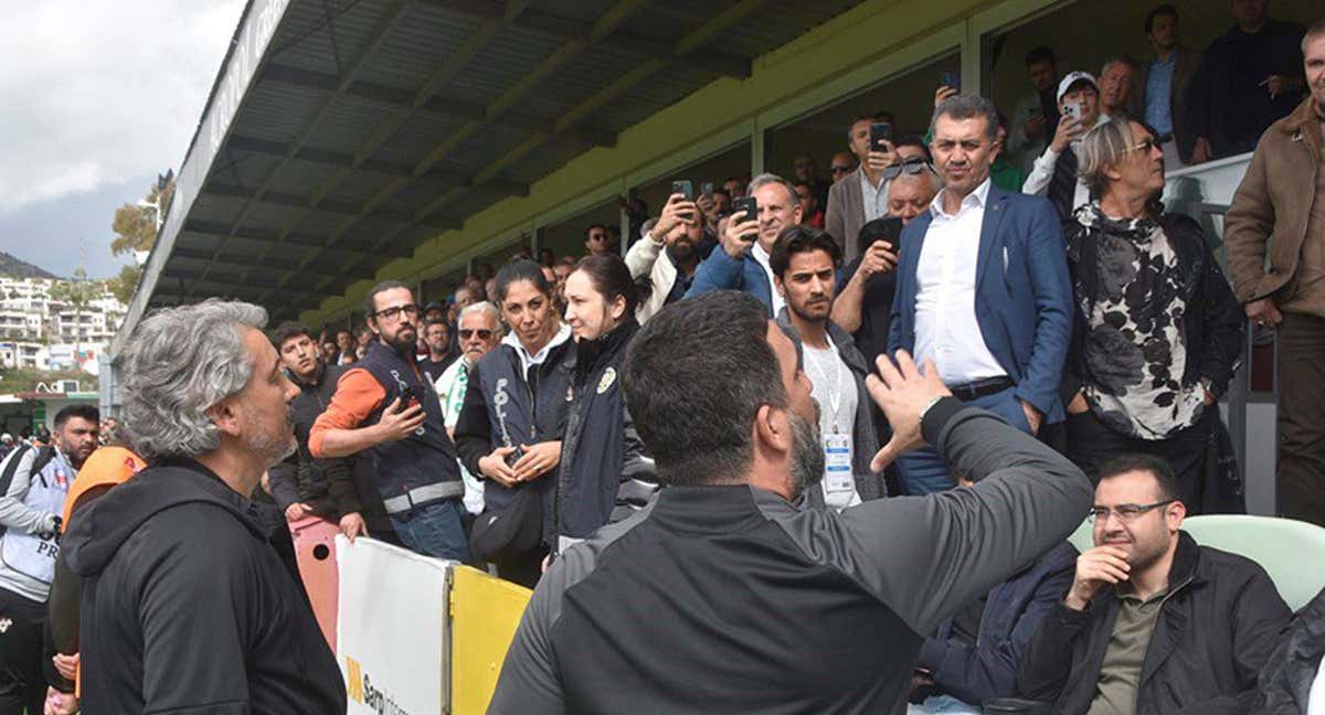 Todos los jugadores cantando hacia el palco donde Arda Turan lloraba tras un partido digno de comisaría