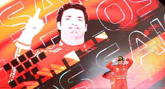 Carlos Sainz sorprende a Verstappen antes de subirse al podio y le pide más a su Ferrari: «No es donde queremos estar»