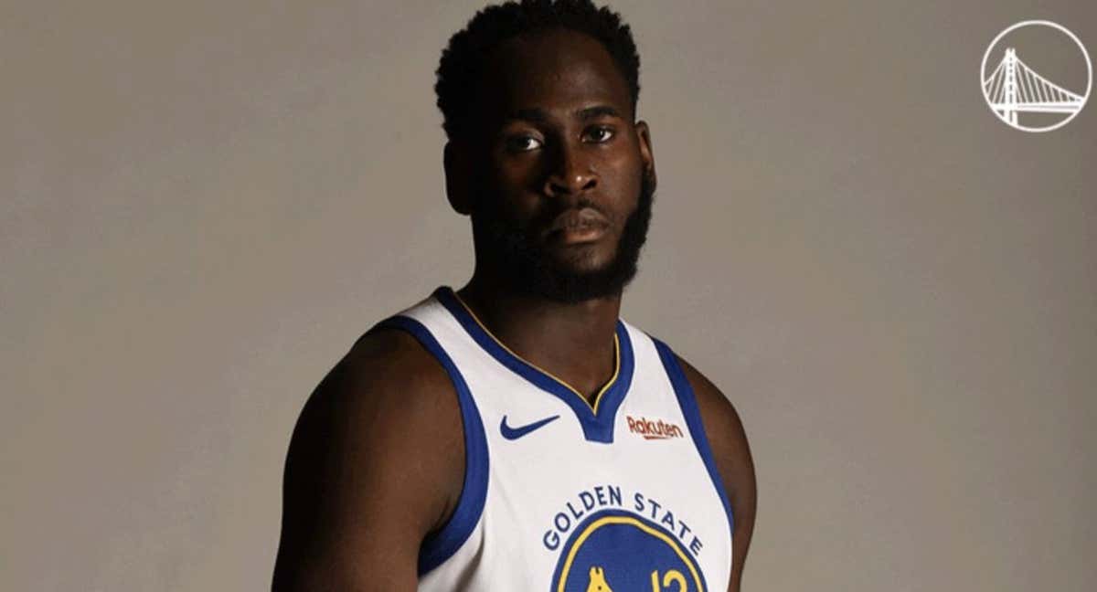 Usman Garuba posando con la camiseta de los Warriors.