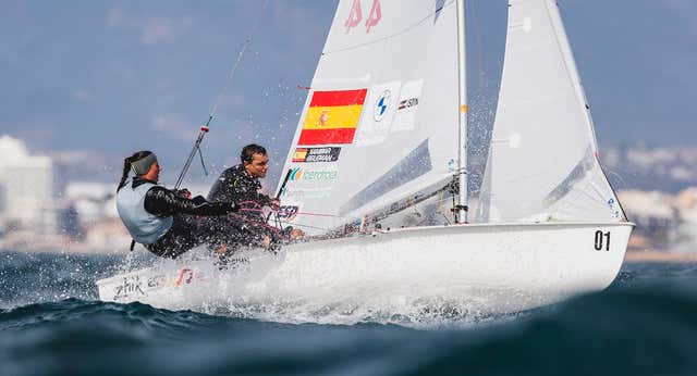 España acaricia el oro en el Mundial de 470