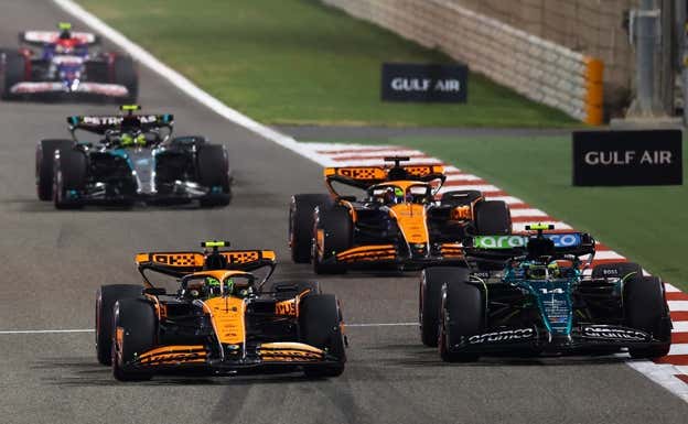 Lando Norris supera a Fernando Alonso en el arranque del GP de Baréin 2024 de F1.  Reuters