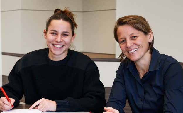 Lena firma con el Bayern de Múnich.  BAYERN FRAUEN