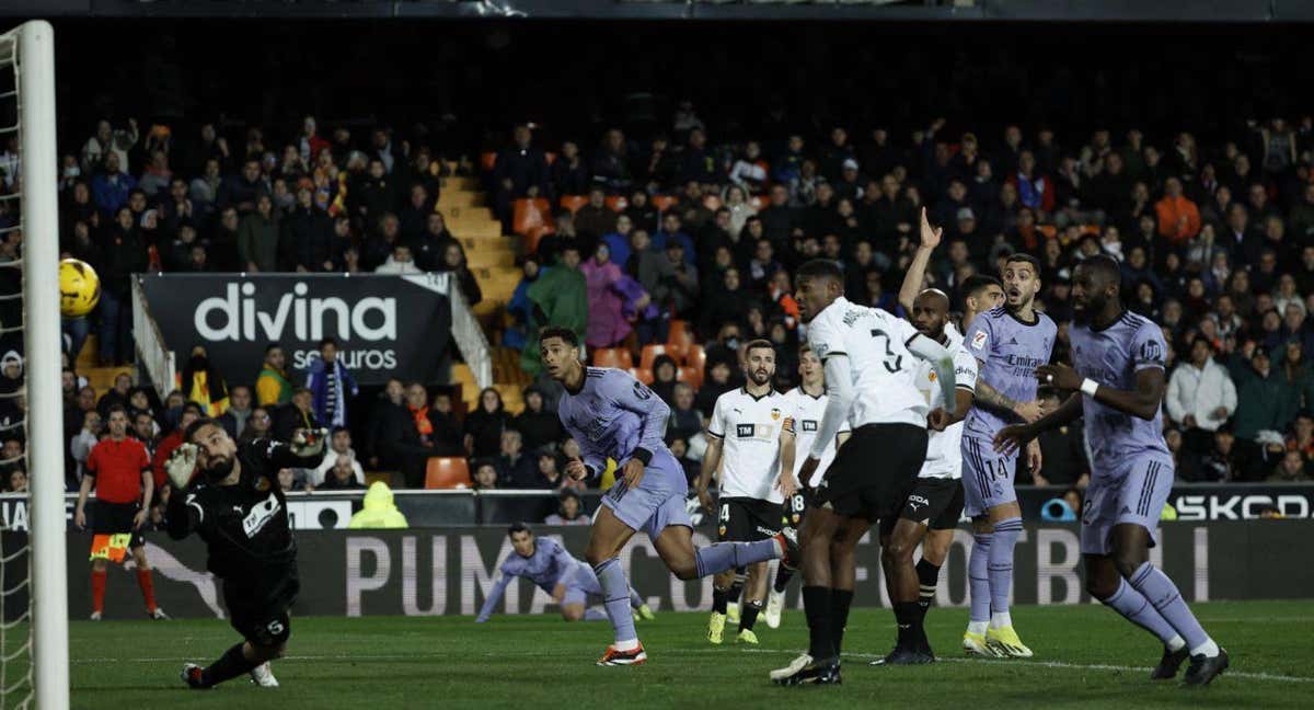 La acción del gol de Bellingham ya con el partido acabado. /EFE / Biel Aliño