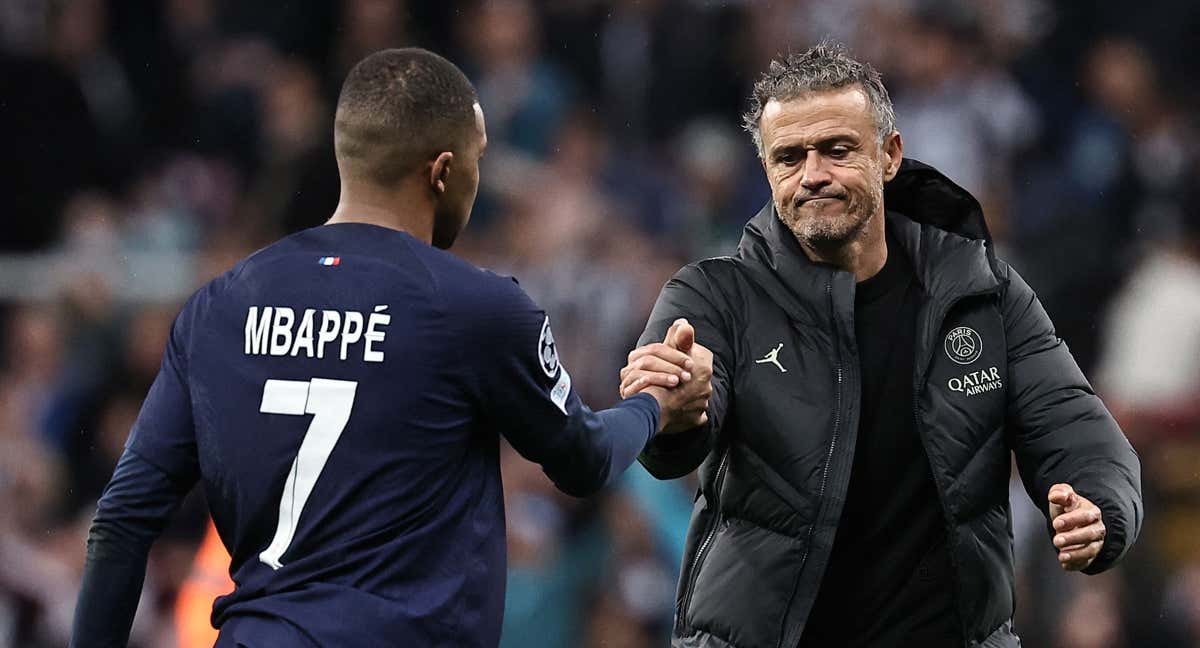 Luis Enrique y Mbappe se saludan en un partido del PSG. /AFP