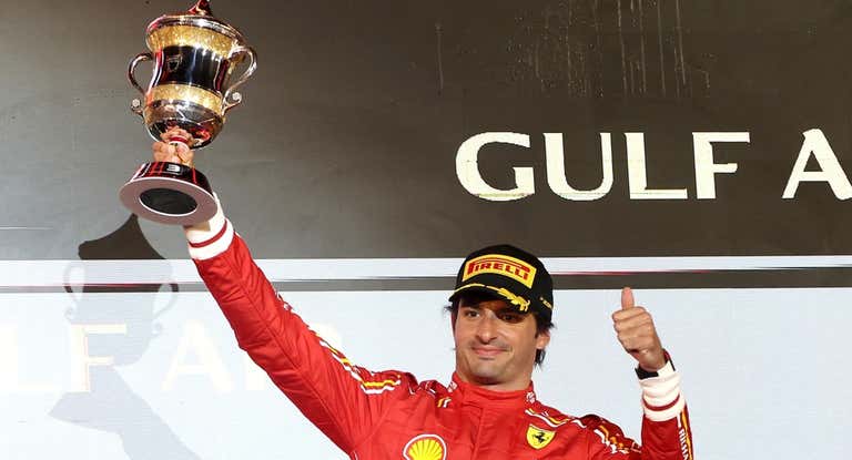 Podio con mensaje de Carlos Sainz en un paseo total de Verstappen en Baréin