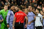 Así fue un desenlace con mucha polémica: Gil Manzano pita el final en un centro que acaba en gol de Bellingham, tangana, expulsión...