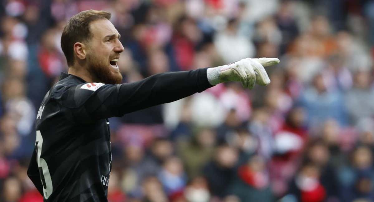 Oblak da indicaciones durante el partido. /EFE