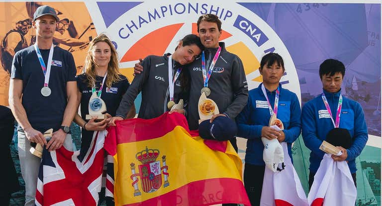 Nora Brugman y Jordi Xammar, tras recibir el oro en el Mundial de 470.