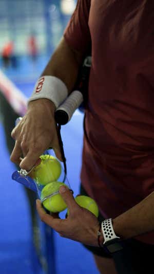 Primeras pruebas de las nuevas bolas. RELEVO/ÁLVAR MADRID