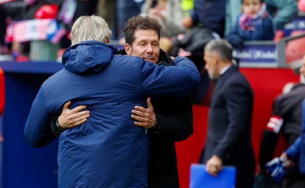 Pellegrini y Simeone se saludan antes del inicio.  EFE