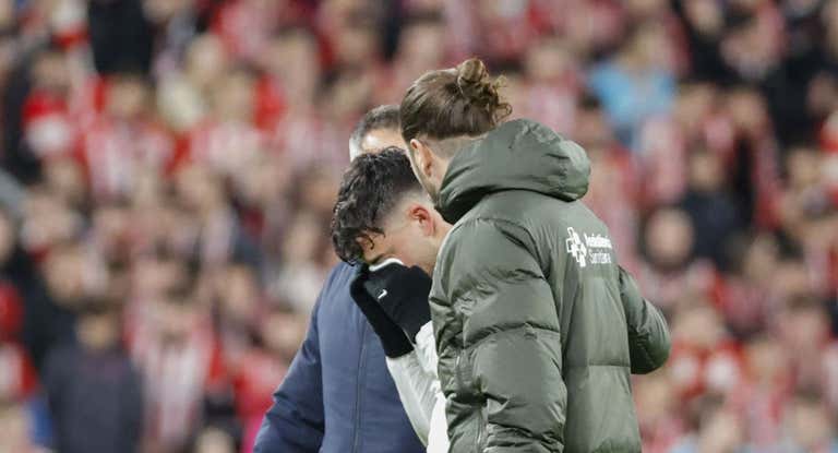 Pedri se marcha llorando tras caer lesionado.