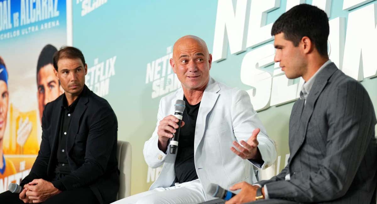 Andre Agassi habla ante la prensa antes del partido entre Nadal y Alcaraz en Las Vegas. /Chris Unger/Getty Images