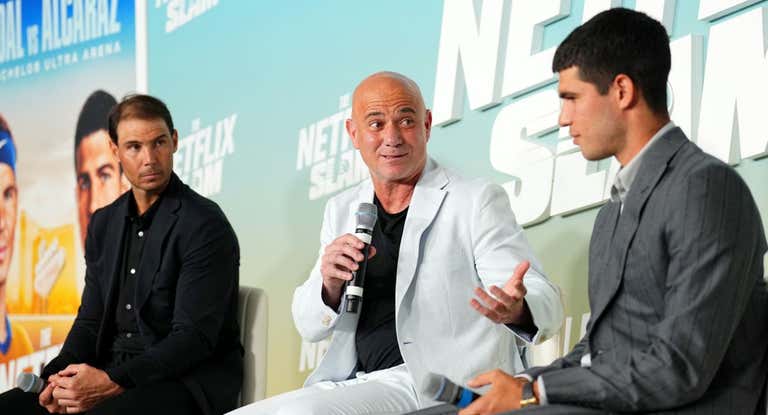 Andre Agassi habla ante la prensa antes del partido entre Nadal y Alcaraz en Las Vegas.