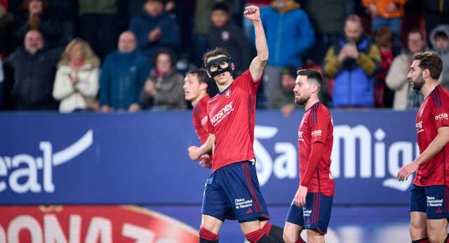 Un gol de Budimir abrocha la permanencia en una noche de sustos
