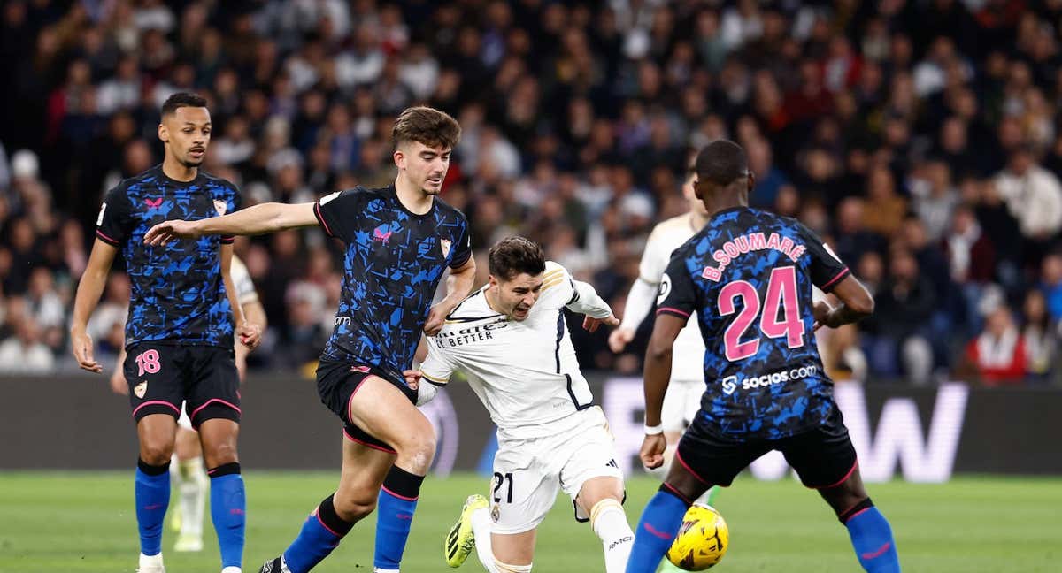 Kike Salas, pugna con Brahim en el partido ante el Real Madrid./ABC