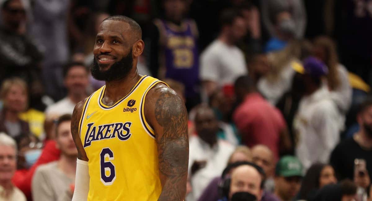 Lebron James durante un partido con los Lakers.