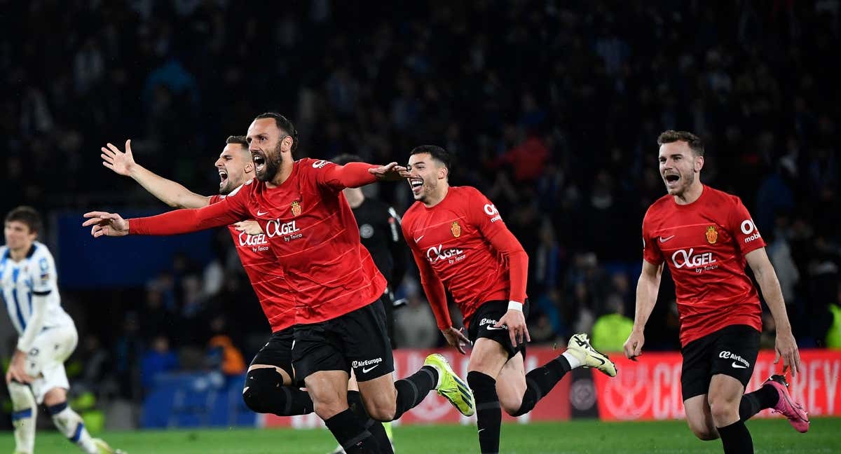 Los jugadores del Real Mallorca celebran el pase a la final de la Copa del Rey. /AFP