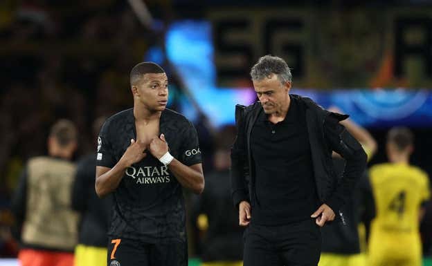 Mbappé con Luis Enrique. AFP