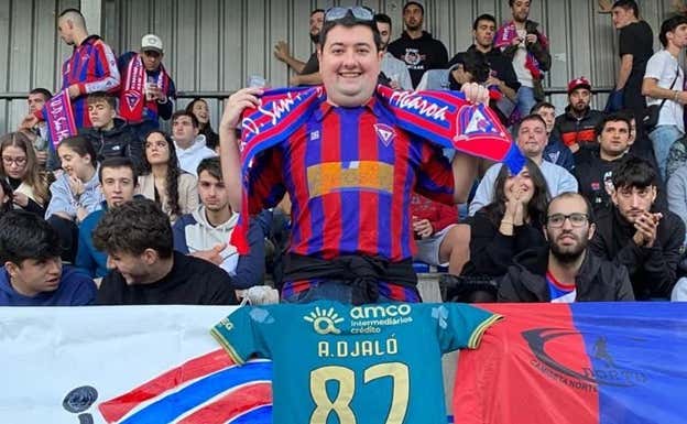 Un aficionado del San Miguel con la camiseta de Djaló. @ udsanmiguel