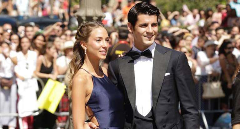 Álvaro Morata y Alice Campello, a su llegada a la Catedral de Sevilla para asistir a la boda de Pilar Rubio y Sergio Ramos en 2019.