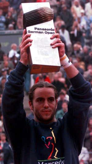 Roberto Carretero con el título del Masters de Hamburgo.  Bongarts/Getty Images
