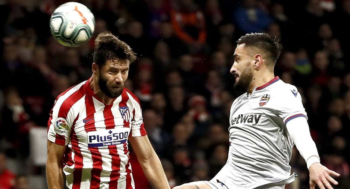 Felipe despeja un balón en un partido ante el Levante en 2020.