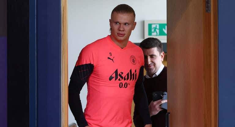 Erling Haaland, entrando en sala de prensa.