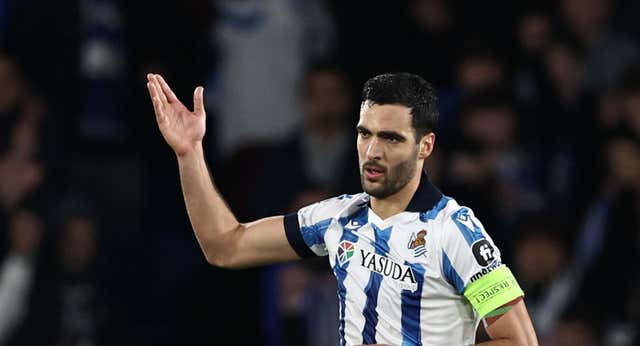 La charla más rara del árbitro con Merino: le deja decidir el descuento y le pide que vuelva al Newcastle