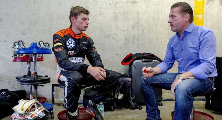 Max Verstappen habla con su padre Jos.