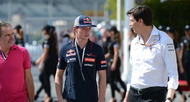 Max Vertsappen y Toto Wolff, en el paddock de la F1 en 2015.