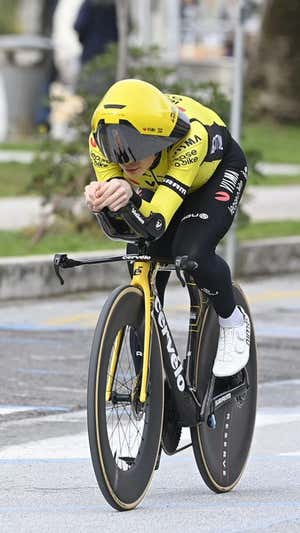 Jonas Vingegaard ensaya su postura aerodinámica con el nuevo casco de Visma | Lease a Bike.  RCS / LA PRESSE