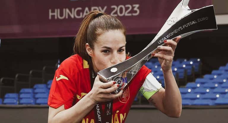 'Peque' besa la última Eurocopa que ganó la Selección.