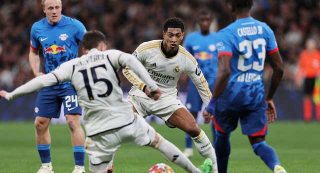 Un sistema caótico de Ancelotti y un equipo sin fuerza desata los pitos en 45 minutos de horror