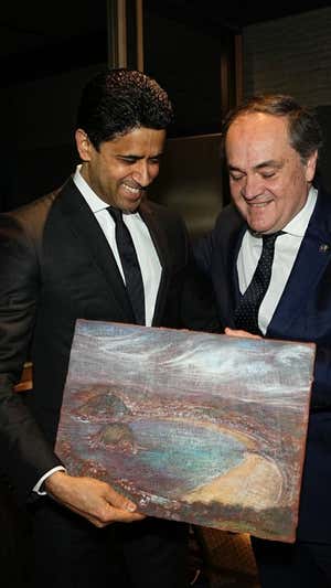 Los dos presidentes con el cuadro de la Bahía de La Concha.  Real Sociedad
