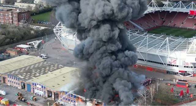 Un incendio junto al estadio del Southampton aplaza su partido contra el Preston North