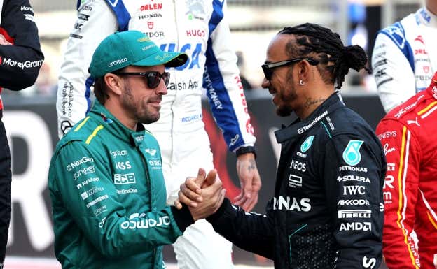 Fernando Alonso saluda a Lewis Hamilton antes de la foto de familia de la F1 2024.  Aston Martin