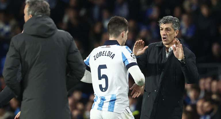 Imanol Alguacil felicita a Igor Zubeldia, en el momento de la sustitución.