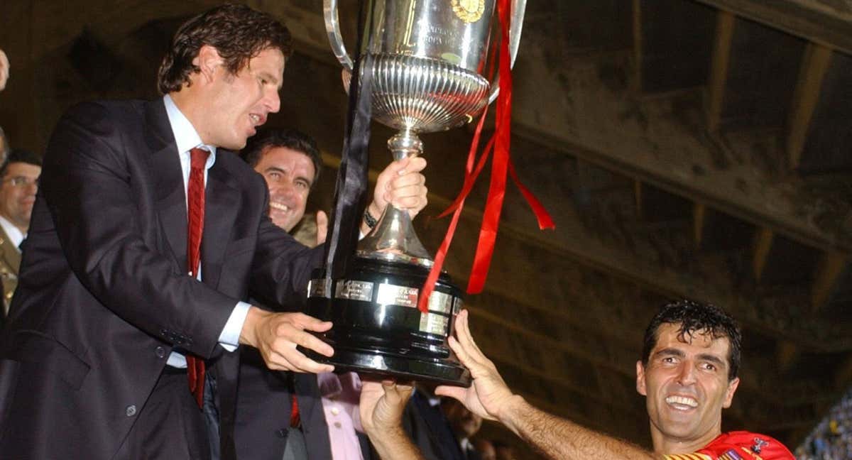 Nadal con la Copa del Rey ganada por el Mallorca en 2003./EFE