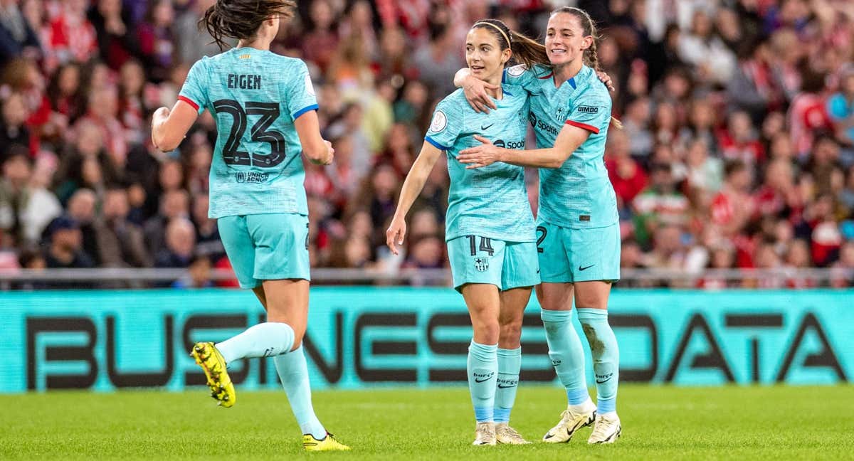 Aitana y Ona celebrando un gol.