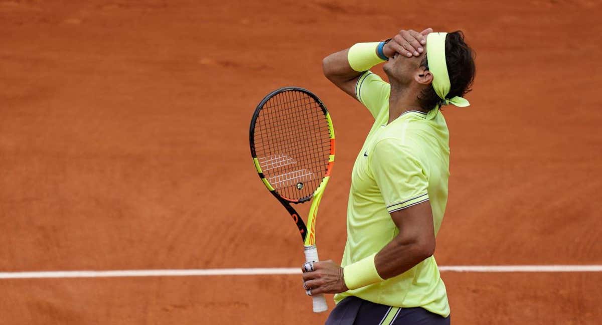 Rafael Nadal se lamenta durante un partido en Roland Garros 2020.