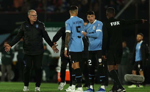 Marcelo Bielsa, en un partido con Uruguary.  Afp