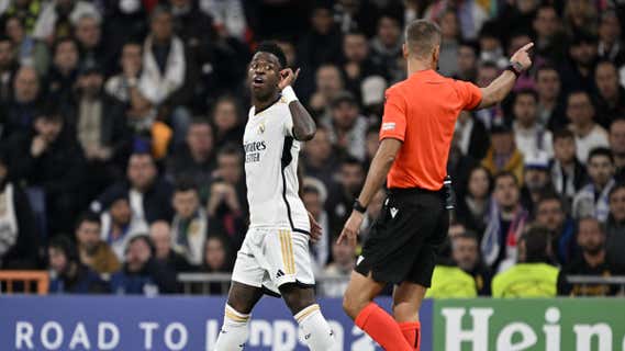 Vinicius protesta una acción a Davide Massa, árbitro del encuentro ante el Leipzig. /Getty