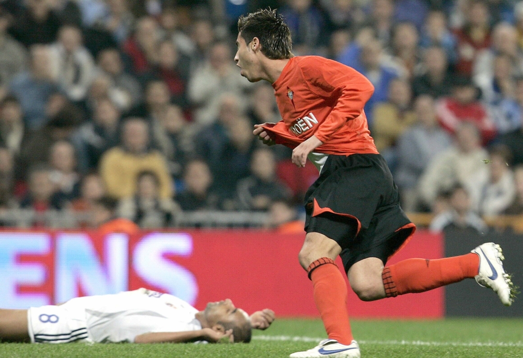 Jorge Larena, autor del segundo tanto, celebrando el gol.  PEPE CABALLERO