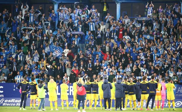 Los jugadores del Depor celebran junto a su afición el triunfo frente al Lugo.  Afp