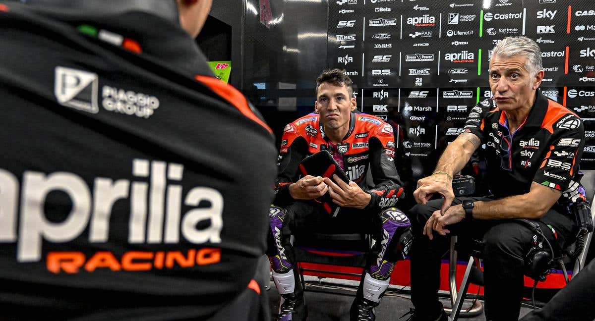 Aleix Espargaró, junto a su equipo en el box de Aprilia./EFE