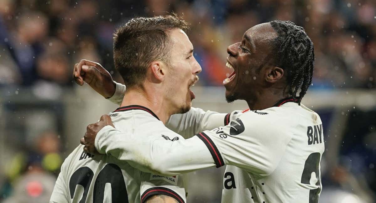 Grimaldo y Frimpong celebran un gol con el Bayer Leverkusen.