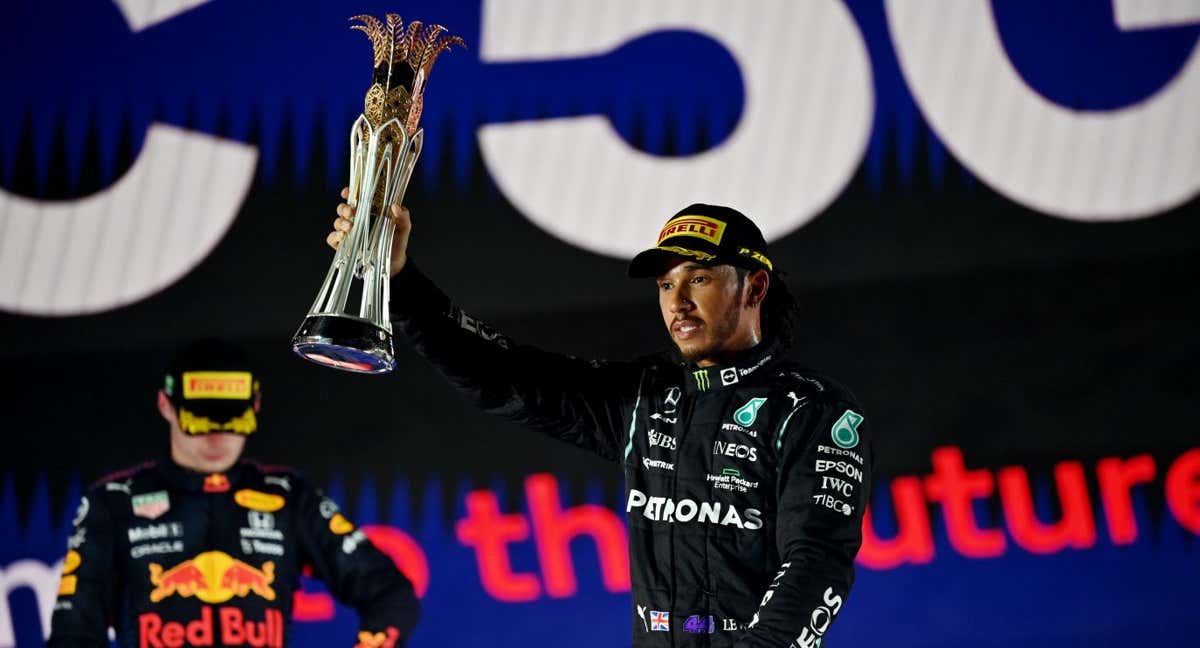 Lewis Hamilton celebra la victoria en el podio de Yeda. /AFP