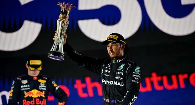 Viaje al primer día de la F1 en Yeda, la noche del penúltimo incendio del 2021