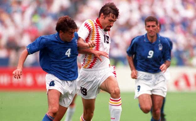 Julio Salinas, contra Italia en el Mundial de Estados Unidos.