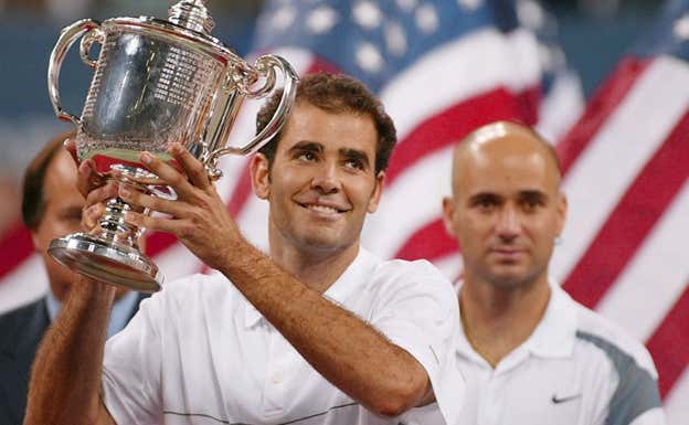 Pete Sampras, con la copa del US Open 2002 tras su último partido como profesional.  AFP PHOTO/TIMOTHY A. CLARY